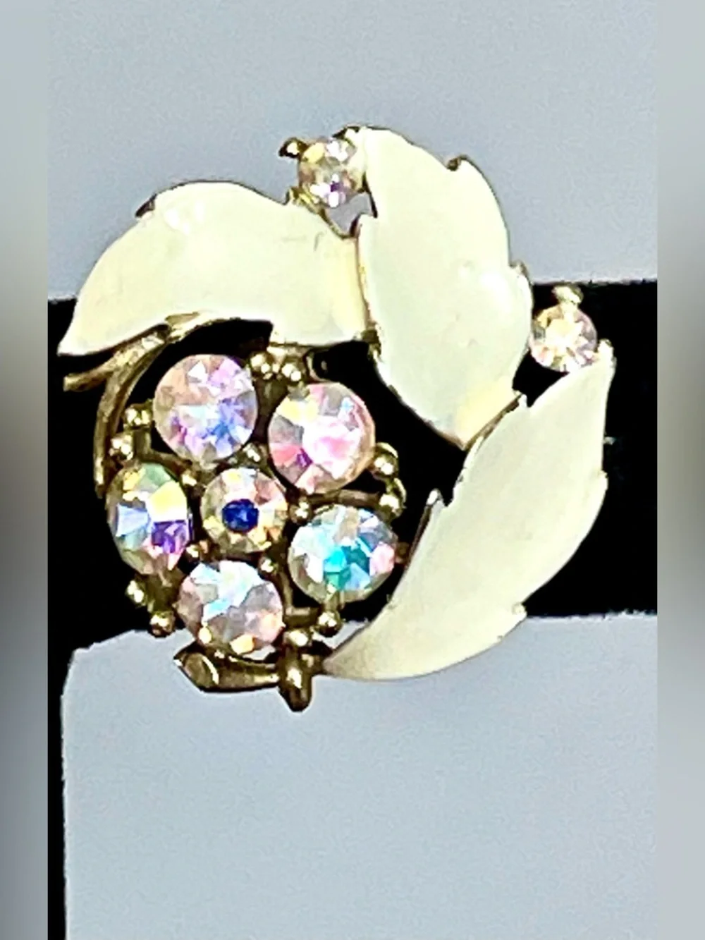 Lisner Vintage 1950s Aurora Borealis Rhinestone Enamel Leaf Clip Earrings Floral